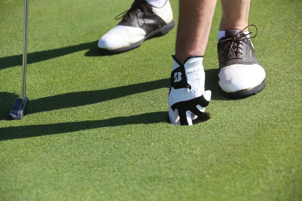 Choosing the Right Golf Shoes for Juniors and Women